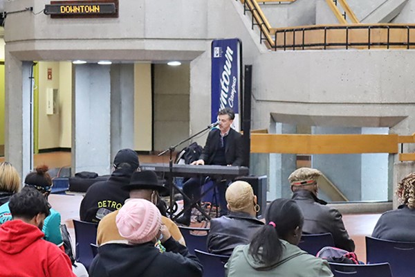 audience enjoying a pianist